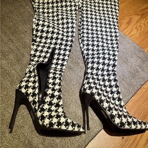 Fashion Nova size 10 Women’s Boots.  Box 5